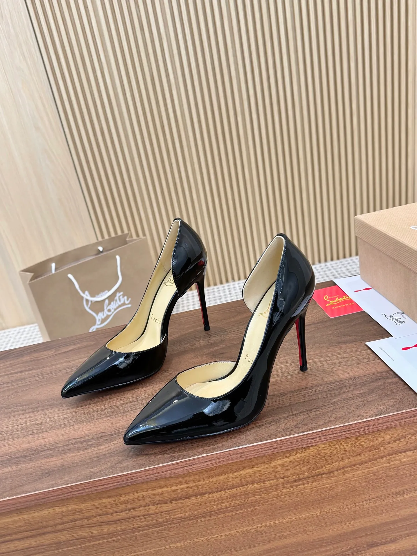 💕💕Factory direct selling price p440💕💕 Genuine leather sole +40 shipped all year round💝Christian Louboutin CL👠 "Imported cow patent leather💎Side hollow series" noble and luxurious, real blingbling👟👟 real materials, all customized by the pattern maker, and the materials are made of original customized materials to achieve the taste of the original 5 color options💍 Upper: Imported 👉cow patent leather💪 Lining: Sheepskin foot pad/lining Size: 34-40.41.42 Heel height: two options: 10.5cm and 8.5cm